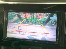 【バックカメラ】駐車時に後方がリアルタイム映像で確認できます。大型商業施設や立体駐車場での駐車時や、夜間のバック時に大活躍！運転スキルに関わらず、今や必須となった装備のひとつです！