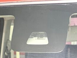 【スマートアシスト】走行中に前方の車両等を認識し、衝突しそうな時は警報とブレーキで衝突回避と被害軽減をアシスト。より安全にドライブをお楽しみいただけます。