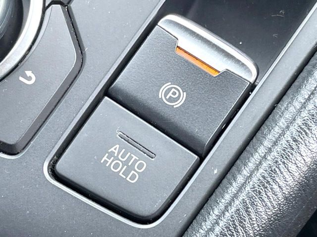 【電動パーキングブレーキ】パーキングブレーキは便利な電動式！ボタン一つで操作でき、アクセルを踏めば自動で解除されます