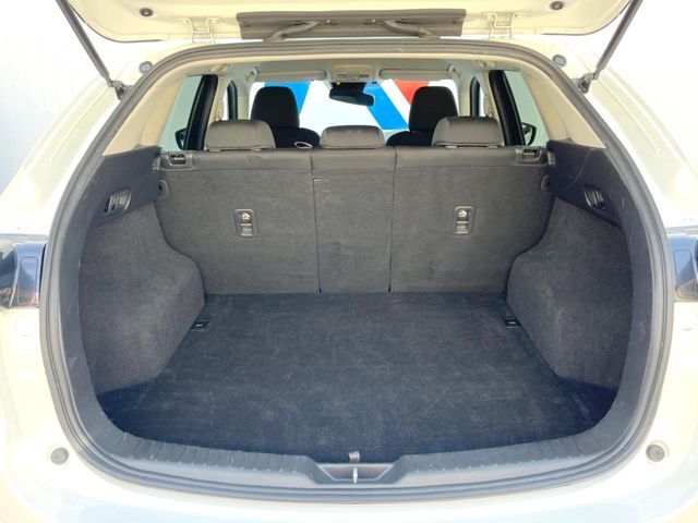 積み下ろしのしやすいデッキにはたっぷりと荷物を積み込んでいただけます。遊びから仕事まで、様々なシーンで頼れます♪