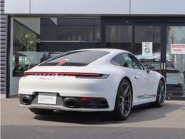 パワーユニット：水平対向6気筒・ツインターボ：Max出力 385PS / Maxトルク 450Nm / Max Speed 291km/h (カタログ値)