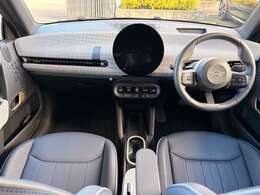 いたる所に円のデザインがちりばめられたMINIらしいコクピット・デザイン。