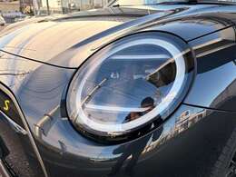 夜でも安心のLEDヘッドライト。自分の存在を対向車や歩行者へ知らせたり、暗い道を照らしたりなど、夜間の運転で重要となるライトです。