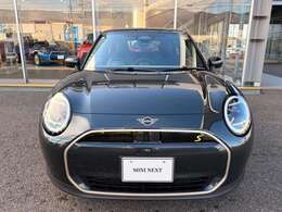 フォグランプが無くなりより洗練されたフロントマスクになりました