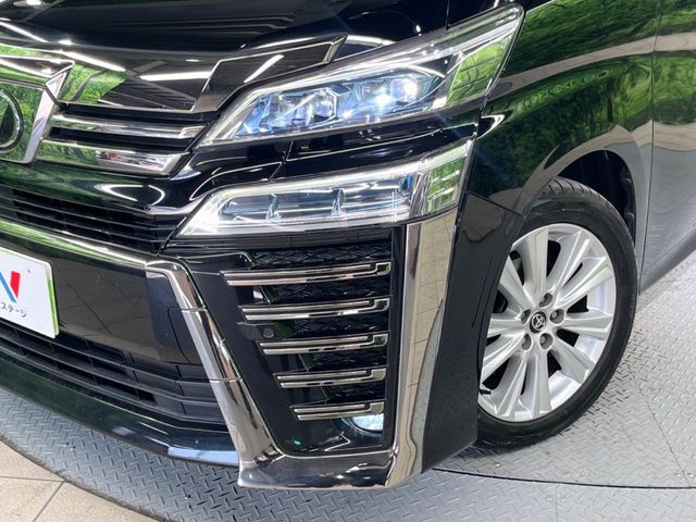 【LEDヘッドライト】悪天候や夜間走行時も良好な視界を確保し安心して運転できる高輝度LEDヘッドライトを装備！点灯速度が早く、消費電力も抑えられています。