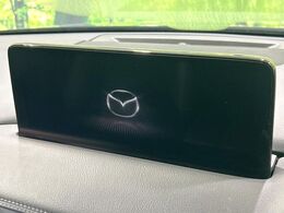【12.3インチマツダコネクト】車内の雰囲気にマッチした大型ディスプレイ。スマホ接続でのナビ使用やBluetooth再生等、様々な機能が楽しめます。直感的なダイヤル操作が可能で、使い勝手も良好です。