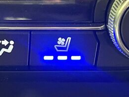 【シートベンチレーション】夏場は涼しい風でお尻や背中の熱やムレを防ぎ、冬はエアコンよりも早く温まってポカポカに！季節を問わず快適に過ごせます。