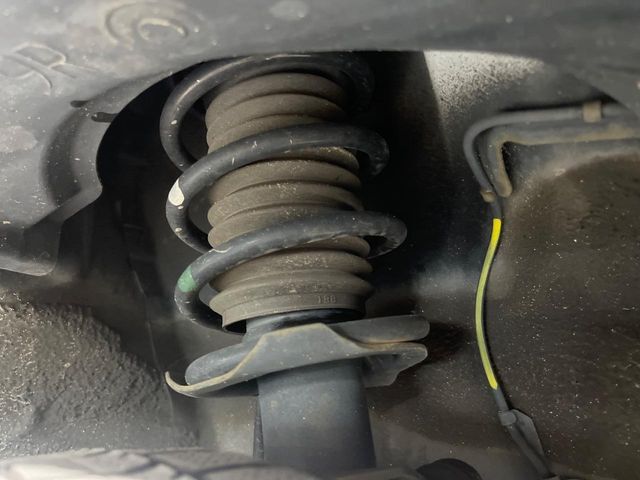 お車を安心してお乗りいただく為には、足回りの定期点検が欠かせません。サービスサポート（有償保証）では無料点検もご提供しており、安心のカーライフをお過ごしいただけるサポート体制が整っています。