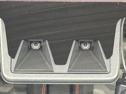 【スマートアシスト】走行中に前方の車両等を認識し、衝突しそうな時は警報とブレーキで衝突回避と被害軽減をアシスト。より安全にドライブをお楽しみいただけます。