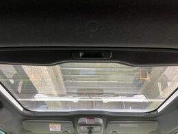 【ガラスルーフ】ガラスルーフ搭載で車内の解放感が一気にアップ！開放的なドライブをお楽しみいただけます。