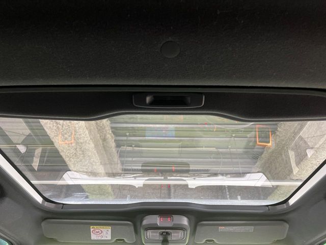 【ガラスルーフ】ガラスルーフ搭載で車内の解放感が一気にアップ！開放的なドライブをお楽しみいただけます。