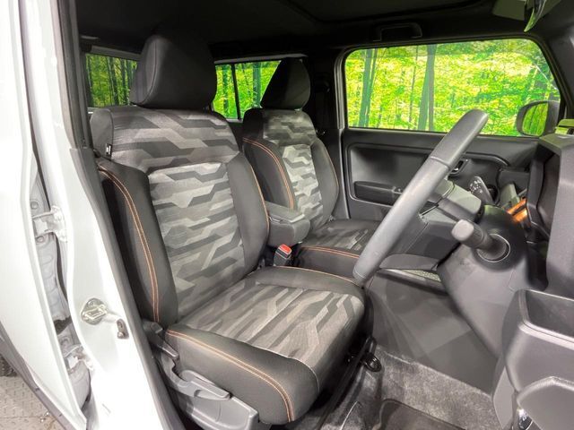 運転席シート廻りは使用感も少なく、良好な状態となっています。丁寧に使われていたことがよくわかりますね。