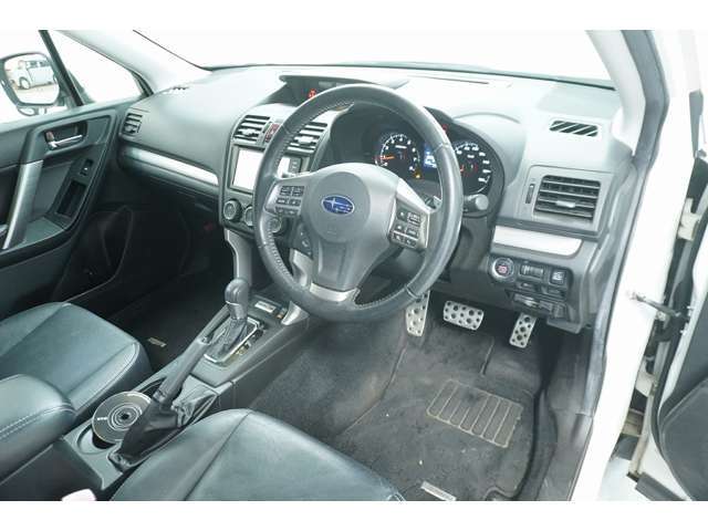 全車両、車検整備を施してからのご納車とさせていただきます。エンジンオイルやブレーキオイルはもちろん、必要に応じブレーキパットやブレーキロータ等の交換もしております。