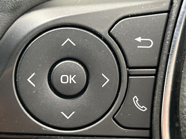 ステアリングスイッチを使うことで、「運転中電話に触れずに電話に出る」「カーオーディオを切り替える」「音量調節をする」といったハンズフリー操作を行うことができる。