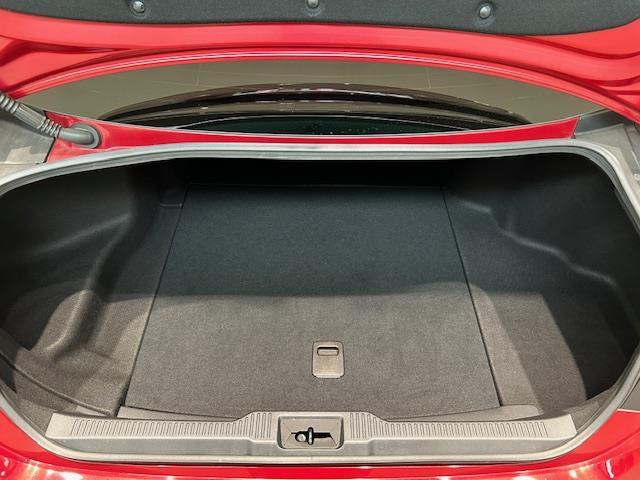 ラゲッジスペースとは、車内の荷物を積むためのスペースのことを指す。後部座席を押し倒すことができる車種の場合、座席を倒してラゲッジスペースを拡大することができる為、荷物の積載量を増やすことが可能である。