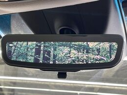 【アドバンスドルームミラー】後席の大きな荷物や同乗者で後方が確認しづらい時でも安心！カメラが撮影した車両後方の映像をルームミラー内に表示。クリアな視界で状況の確認が可能です！
