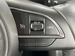 【クルーズコントロール】高速道路もラクラク走行。アクセルを離しても一定速度で走行ができ、長距離運転時の負担を軽減！加速・減速も簡単なスイッチ操作で調整できます。
