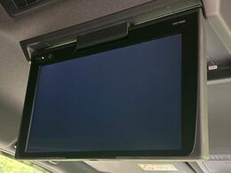 【フリップダウンモニター】大画面モニターで後席でもエンタメをお楽しみいただけます。小さなお子様にも大人気の装備です♪