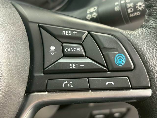 【プロパイロット】日産の革新的かつ安心して使用できる高速道路での単一車線での運転支援技術です。