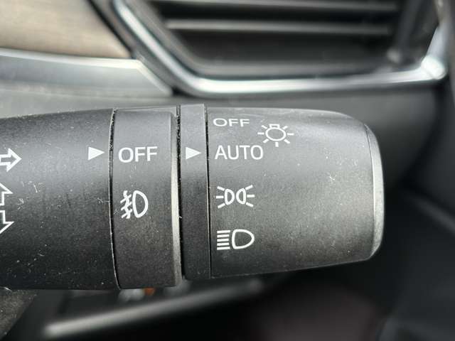 「オートライト」　暗くなると自動でライトが点灯し、安全運転を手助け！