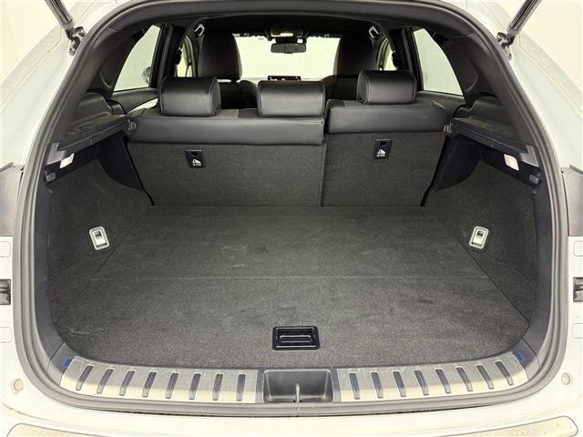 【トランク】積み込みやすくて、たっぷり積める荷室です。シートアレンジできるものは、乗車人数と荷物の量や大きさによってシートを動かすことができるので、より快適なドライブが可能です！