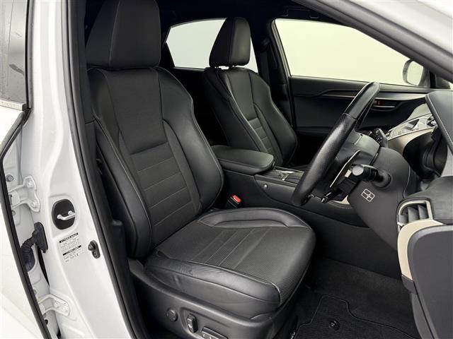 【運転席】座り心地が良いシートなので長時間の運転でも快適にお過ごしいただけます。新品のフロアマットのご注文も可能です。掲載箇所以外にご希望の写真がございましたらお気軽にお問い合わせ下さい。