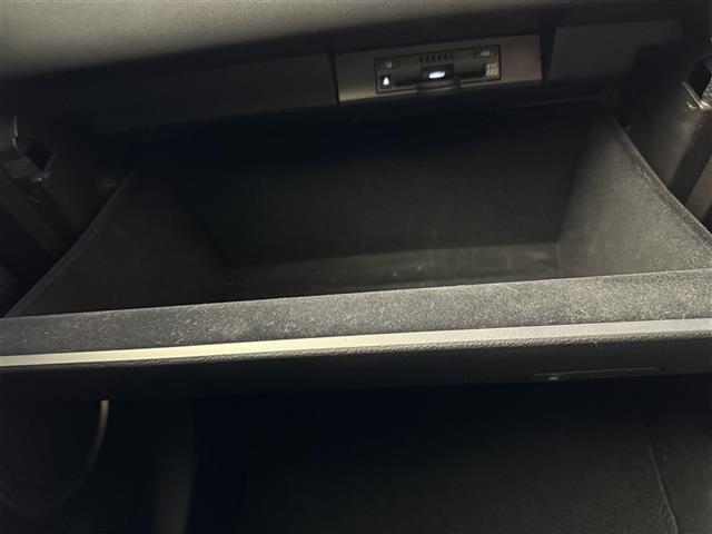 【グローブボックス】車検証ケースや、日頃使う小物類の収納に便利ですね！