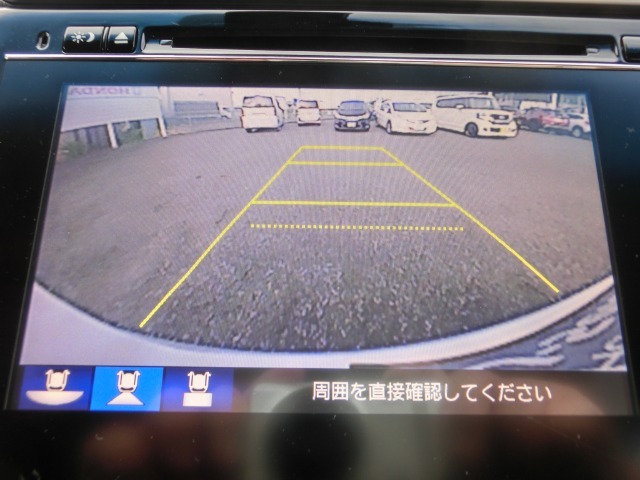 リアカメラが装備されているので、バックにギアを入れればカーナビの画面に映像が連動します。駐車が苦手な方でもガイドラインで安心駐車。