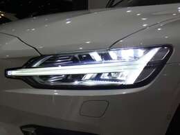 視認性が良くドライバーの運転をサポートするLEDヘッドライト（アクティブベンディング機能付）を採用！フル・アクティブ・ハイビーム機能も装備しており、夜間の運転も安心して頂けます！！