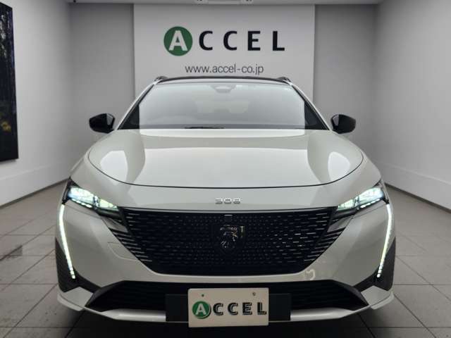 雨の日でも濡れずにお車をご覧いただけるスペースもございます。