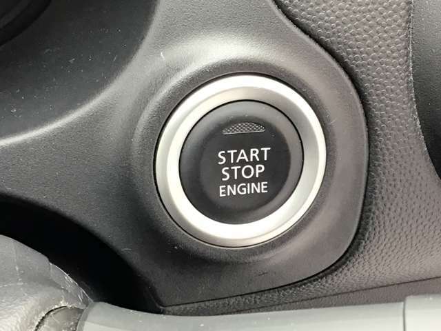 エンジンスタートは鍵を差して回す必要はなし！車内に鍵があれば（ズボンのポケットに入れたままでもOK）ブレーキを踏みながらスタートストップボタンをプッシュ！