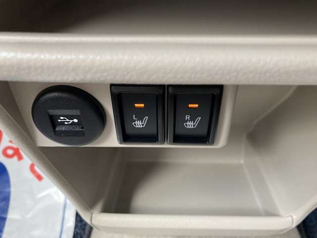 運転席と助手席にシートヒーター付きです！！冬場は嬉しい機能です♪スイッチを押すとシートの座面が暖かくなります！！