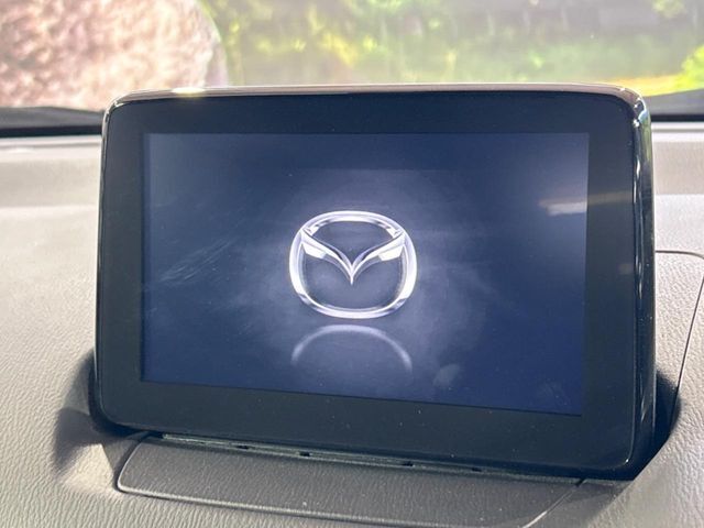 【マツダコネクトナビ】車内の雰囲気にマッチした一体型タイプのナビ。各種車輌設定やBluetooth再生等、様々な機能が楽しめます。直感的なダイヤル操作が可能で、使い勝手も良好です。