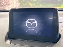 【マツダコネクトナビ】車内の雰囲気にマッチした一体型タイプのナビ。各種車輌設定やBluetooth再生等、様々な機能が楽しめます。直感的なダイヤル操作が可能で、使い勝手も良好です。