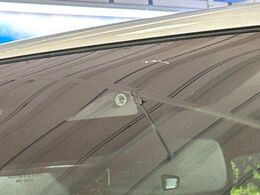 【スマートシティブレーキサポート】低速走行中に前方の車両等を認識し、衝突しそうな時は警報とブレーキで衝突回避と被害軽減をアシスト。より安全にドライブをお楽しみいただけます。