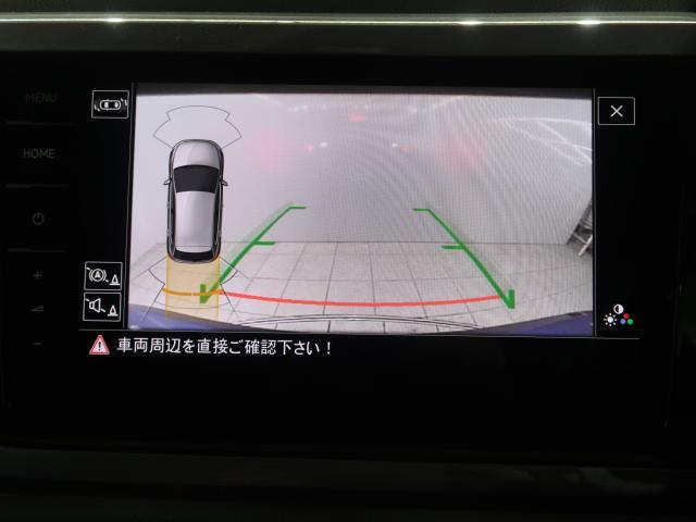 ギアをリバースに入れると車両後方の映像を映し出します。画面にはガイドラインが表示され、車庫入れや縦列駐車などの際に安全確認をサポートします。