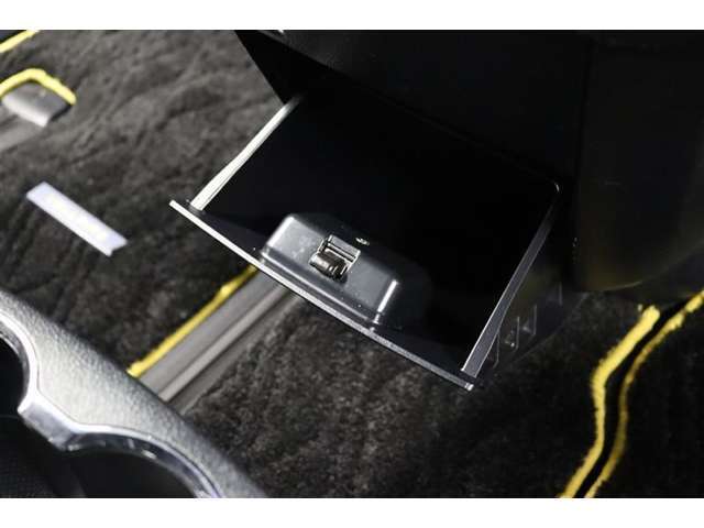 運転席と助手席の間にセンターロアボックスがあります！