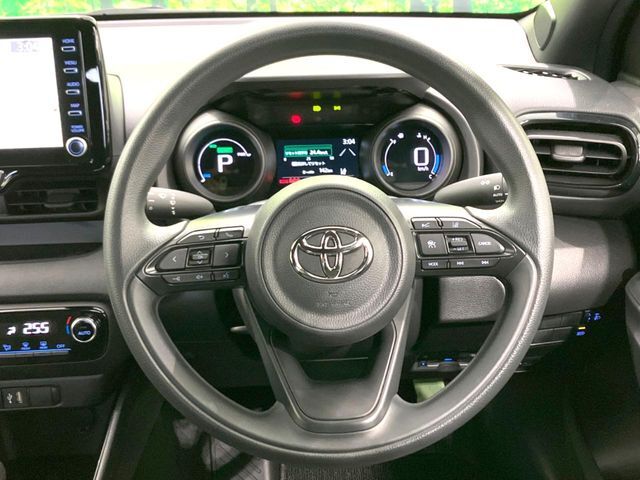インテリアに合わせたデザインのステアリングは、運転される方のことも考え、運転しやすい形状、大きさです。是非一度、実際に触ってお確かめください。