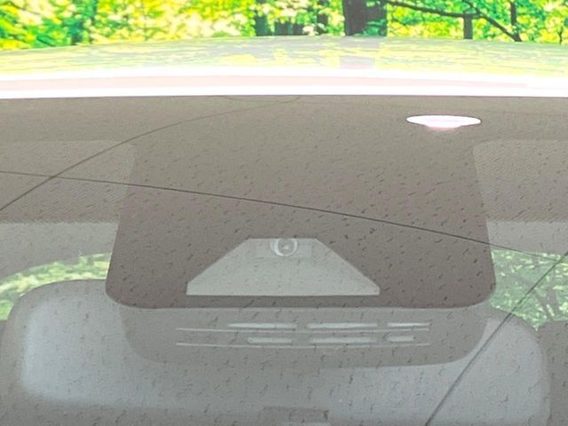 【トヨタセーフティセンス】走行中に前方の車両等を認識し、衝突しそうな時は警報とブレーキで衝突回避と被害軽減をアシスト。より安全にドライブをお楽しみいただけます。