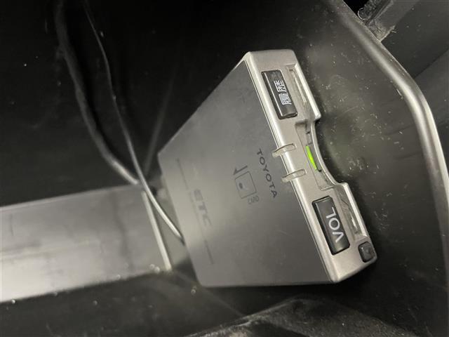 【ETC】有料道路を利用する際に料金所で停止することなく通過できる、ETC車載器（ノンストップ自動料金収受システム機器）が装備されています。セットアップを行うことで利用可能になります。