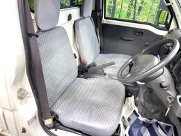 運転席まわりには十分なスペースがあり、大柄な方でもゆったり運転していただける環境です。