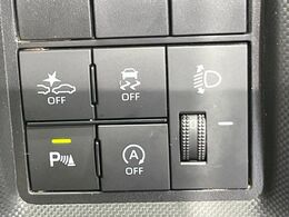 【プリクラッシュセーフティ】前方の車両等を検知し、衝突しそうな時は警報で注意を促し、ブレーキを踏む力をサポート。ブレーキを踏めなかった場合は衝突被害軽減ブレーキが作動、衝突回避をサポートします。