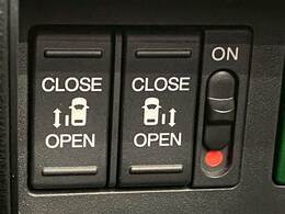 今やミニバンの定番装備となりつつある【両側電動スライドドア】運転席よりボタンひとつで開閉可能なスライドドアです。雨の日のお迎えなどに役立ちますね。