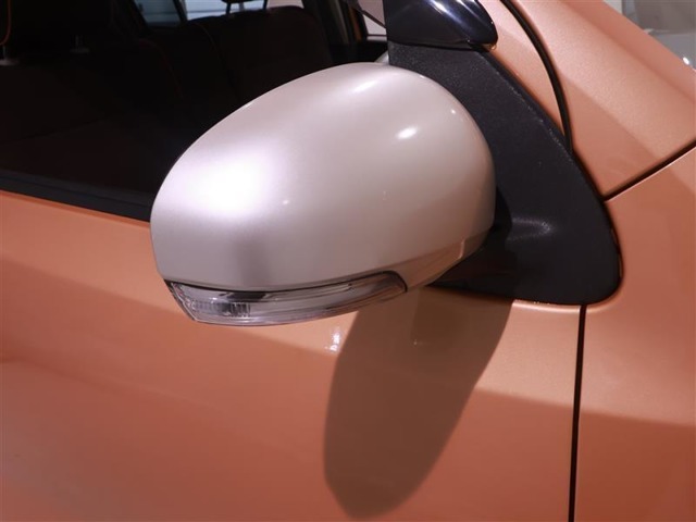 ■対向車からの視認性も良く安心してお乗りいただけるウィンカー付ドアミラー！