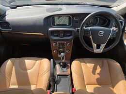 大人気コンパクトカーV40のクロスカントリーが入庫しました！T5エンジンの力強い走りと4WDの安定感により、どんなシーンでも活躍してくれます♪本革シート等の快適装備も充実！ぜひご覧下さい♪