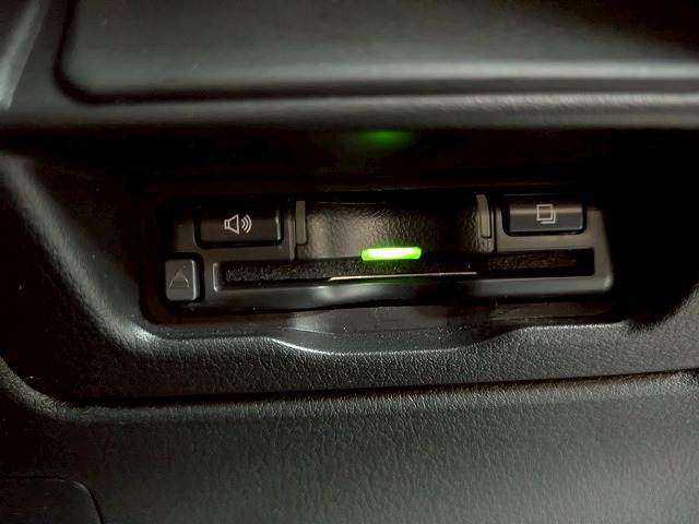 【ビルトインETC】で高速道路もスムーズに乗り降り可能で、ご納車直後からの遠距離ドライブも可能です。