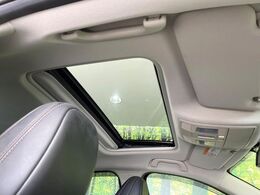 【サンルーフ】開放感たっぷりの希少装備、サンルーフが装着されています！車内に明かりを取り入れたり景色を楽しむ以外にも、車内の空気も簡単に換気できて快適です！