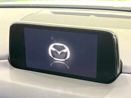 【マツダコネクト】車内の雰囲気にマッチした大型のディスプレイ。スマホ接続でのナビ使用やBluetooth再生等、様々な機能が楽しめます。直感的なダイヤル操作が可能で、使い勝手も良好です。