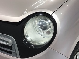 ディスチャージヘッドライト搭載でしっかり明るく照らしてくれるので、夜間走行や不慣れな道でも安心です。