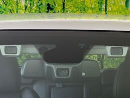 【アイサイトVer2】前方の車両等を検知し、衝突しそうな時は警報で注意を促し、ブレーキを踏む力をサポート。ブレーキを踏めなかった場合は衝突被害軽減ブレーキが作動、衝突回避をサポートします。